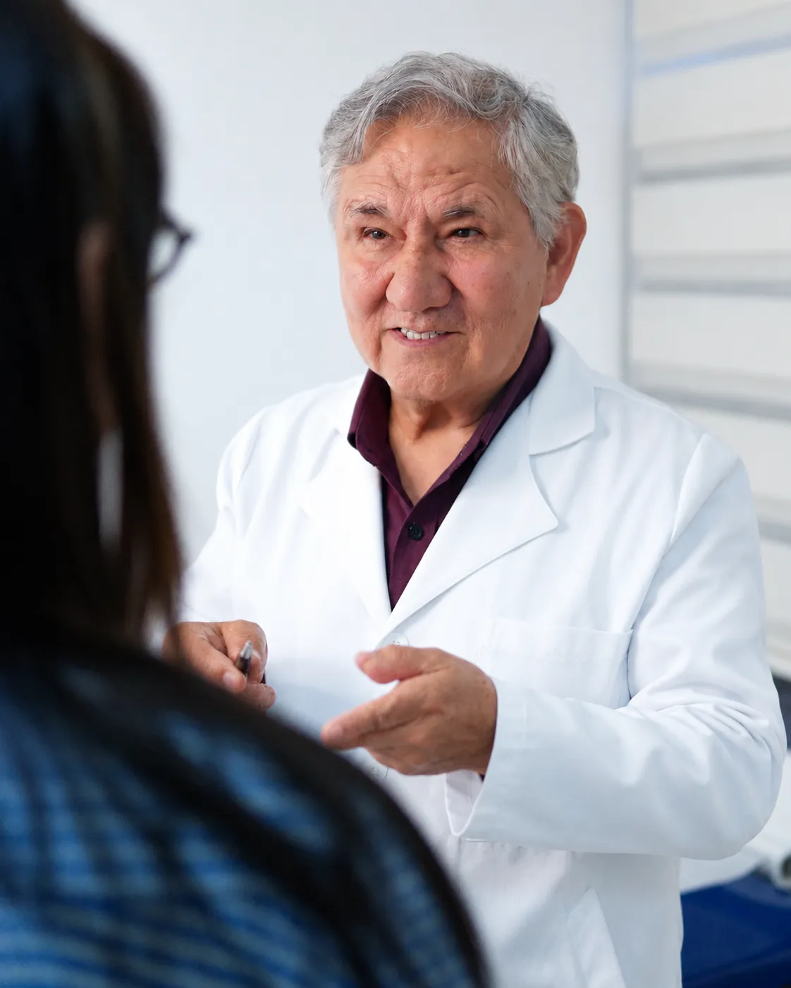Dr. Porfírio, fundador da clínica, durante um atendimento