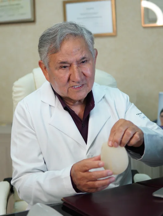 Dr. Porfírio San Martín, cirurgião plástico