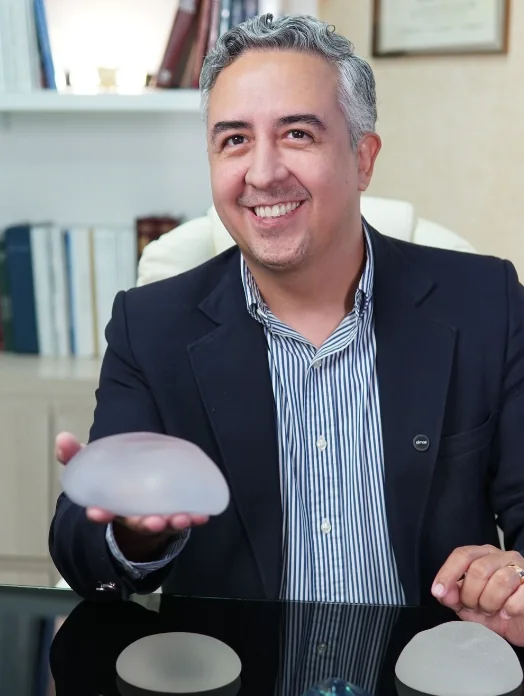 Dr. Ervin San Martín, cirurgião plástico