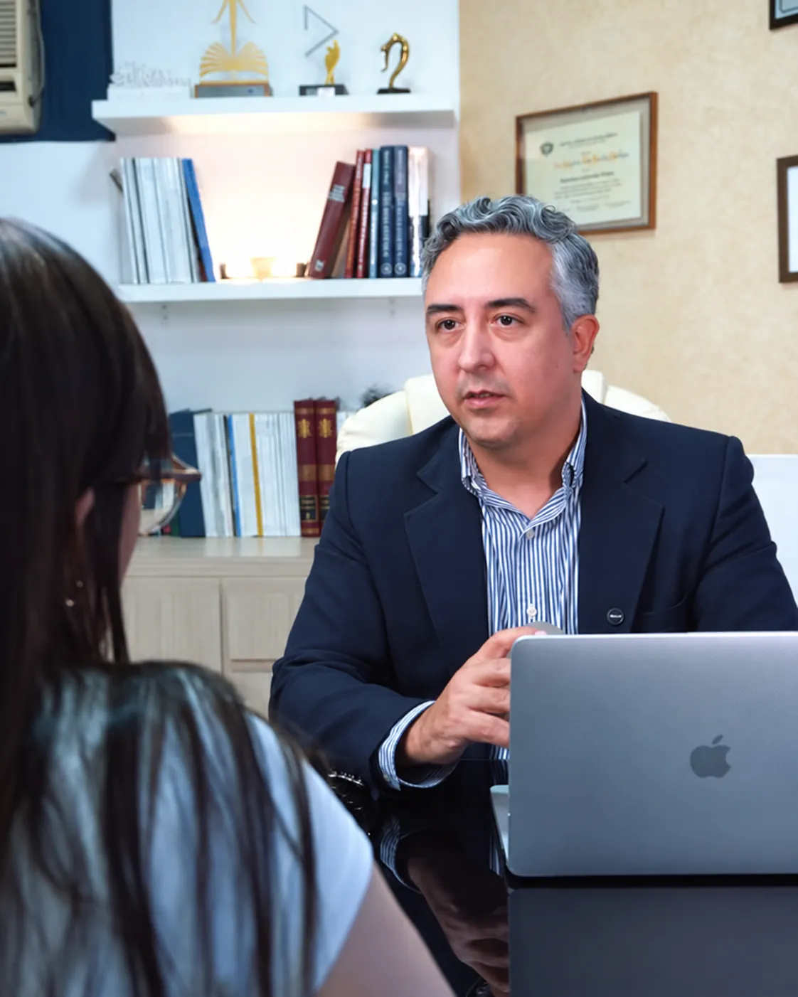 Dr. Ervin, que dá continuidade à clínica, em atendimento